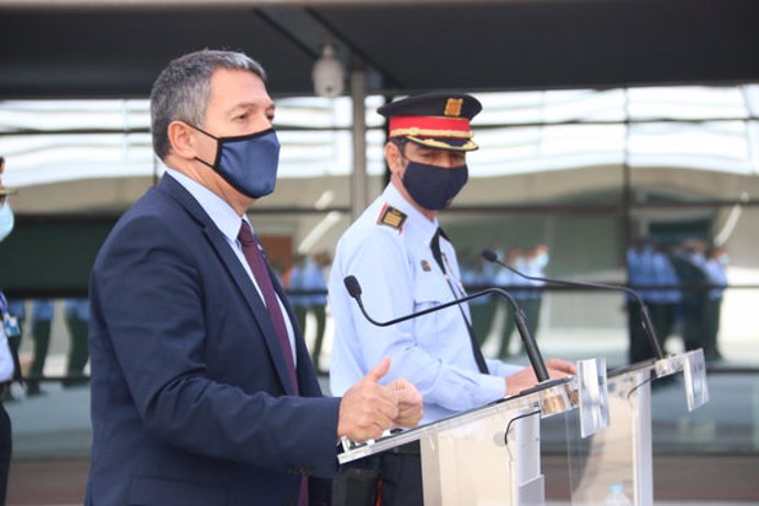 Pla migdel major Josep Lluís Trapero i el conseller d'Interior, Miquel Smper, al Complex Central dels Mossos, el 13 de novembre de 2020. (Hortitzontal)