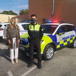 La delegada de Gobernación del Ayuntamiento de Alcalá de Guadaíra, María José Morilla, ha presentado los nuevos vehículos.