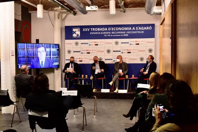 De izquierda a derecha: Antonio Garamendi (CEOE) desde la pantalla, Pere Navarro (CZFB), Unai Sordo (CC.OO.), Josep Maria Álvarez (UGT) y Marcel Jansen (Fedea)