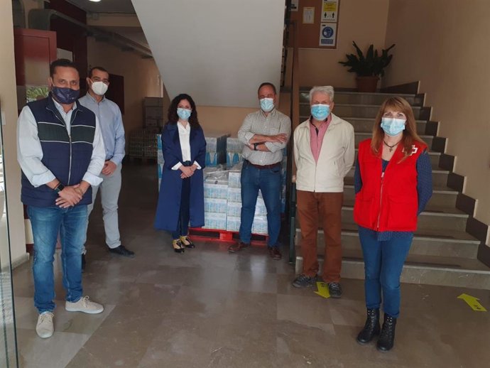 Entrega de productos infantiles al Ayuntamiento de Alcalá de Guadaíra