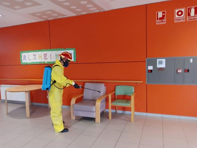 Bomberos de la DPT desinfectan la residencia Martín del Río afectada por un brote de COVID-19.