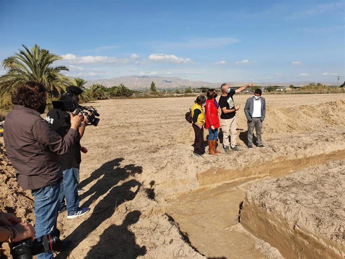 La consellera de Participación, Transparencia, Cooperación y Calidad Democrática, Rosa Pérez Garijo, visita el campo de concentración franquista de Albatera