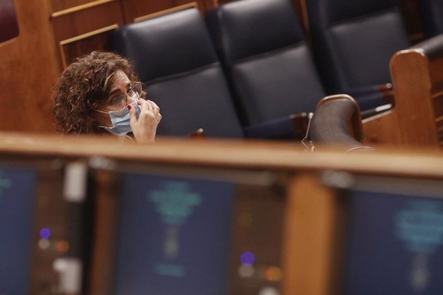 La ministra portavoz y de Hacienda, María Jesús Montero, en el Congreso de los Diputados durante la segunda jornada del debate de los Presupuestos Generales para 2021, en Madrid (España), a 12 de noviembre de 2020. El Gobierno de coalición afronta desde a