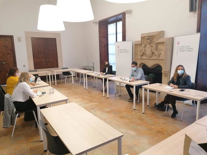 El conseller de Modelo Económico, Turismo y Trabajo, Iago Negueruela, y la directora general de Turismo, Rosana Morillo, en la reunión con las federaciones hoteleras.