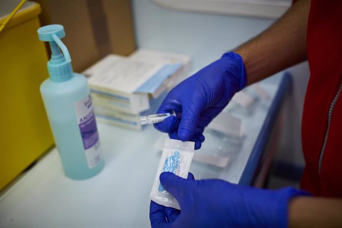 Un sanitario de Cruz Roja se prepara para administrar la vacuna contra la gripe en un punto de vacunación instalado en Aranjuez, Madrid (España), a 12 de noviembre de 2020.
