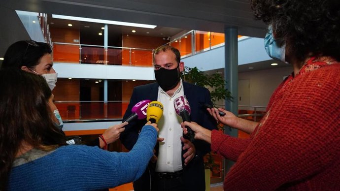 El conseller de Medio Ambiente y Territorio, Miquel Mir, atiende a la prensa.