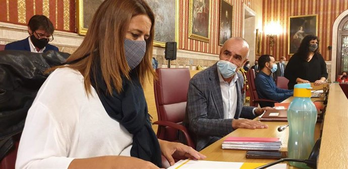 Los socialistas Sonia Gaya y Antonio Muñoz, durante el pleno del Ayuntamiento de Sevilla