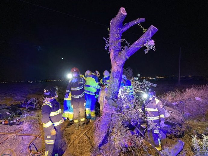 Sanitarios rescatan a los fallecidos en el accidente mortal de Móstoles, en la antigua carretera de Extremadura