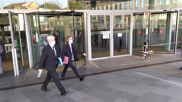 El exerente de CDC Germ Gordó sale de la Ciutat de la Justícia con su abogado Cristóbal Martell tras declarar por videoconferencia ante la Audiencia Nacional por el presunto blanqueo en el partido