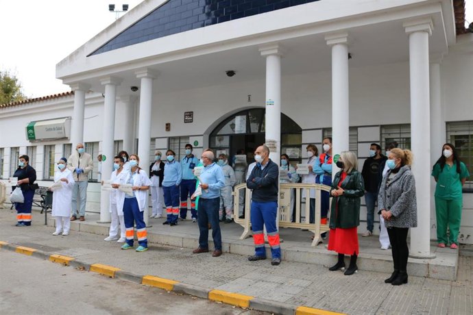 Concentración del personal sanitario de Cartaya por una agresión a una celadora.
