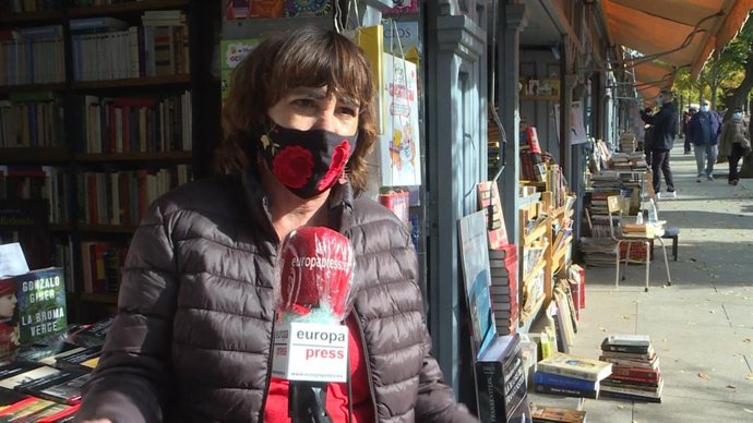 Rosa Montero ejerce de librera en la Cuesta de Moyano por el Día de las Librerías