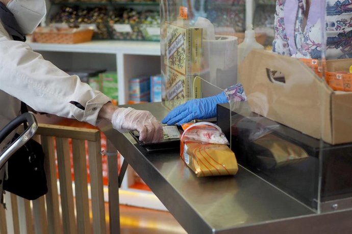 Una persona es atendida por una trabajadora de una farmacia de Vitoria