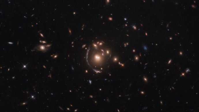 Galaxia a través de lente gravitacional