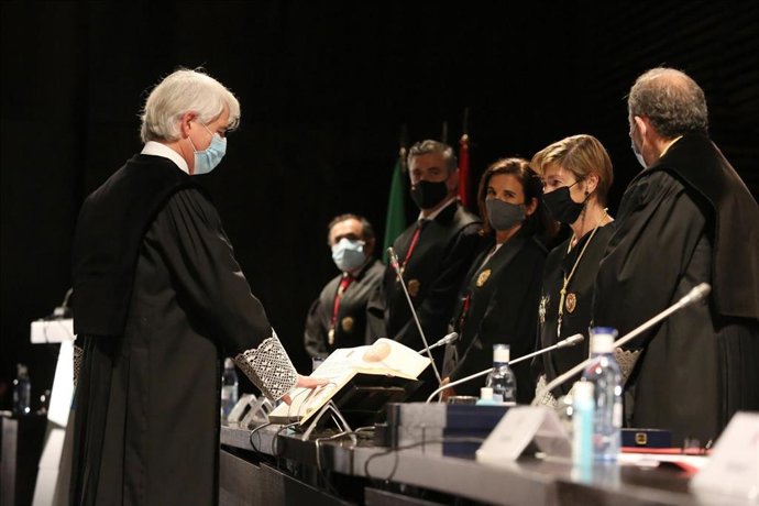 El nuevo decano del Colegio de Abogados de Málaga, Salvador González, jura el cargo delante de Victoria Ortega