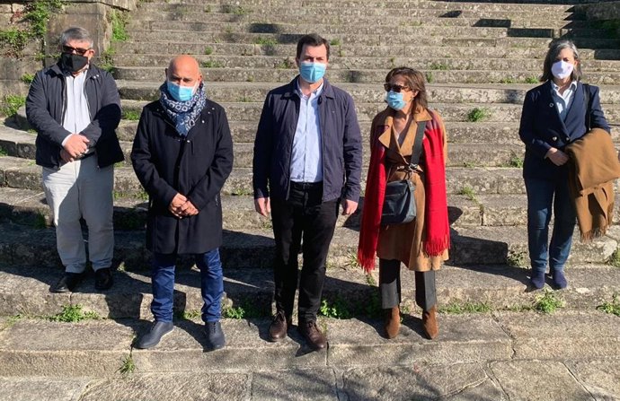 El secretario xeral del PSdeG, Gonzalo Caballero, en su visita a Pontevedra junto otros cargos del PSdeG