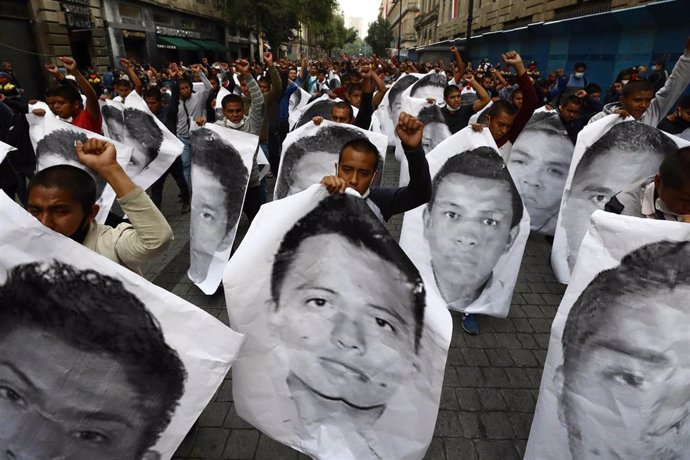 Acto en recuerdo de los 43 estudiantes desaparecidos en Ayotzinapa en septiembre de 2014