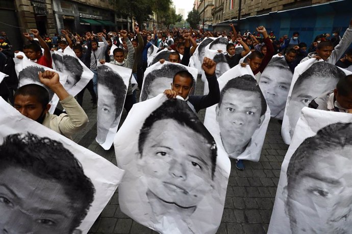 26 September 2020, Mexico, Mexico City: Students and parents of the 43 students from Ayotzinapa Rural Teachers' College, who were forcibly abducted and then disappeared in Iguala, take part in a march at Zocalo square to demand justice after six years o