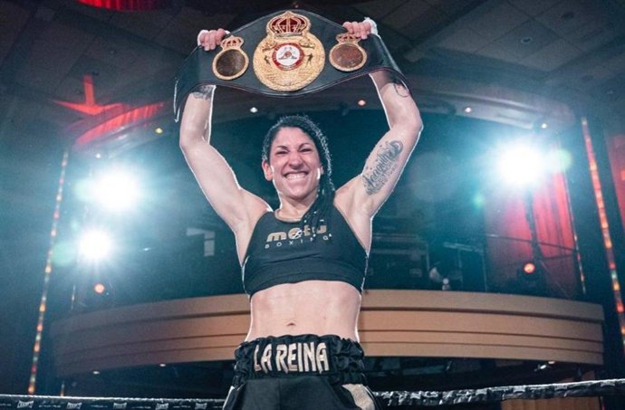 Miriam Gutiérrez celebrando la conquista de su cinturón de campeona mundial interina del peso ligero de la Asociación Mundial de Boxeo
