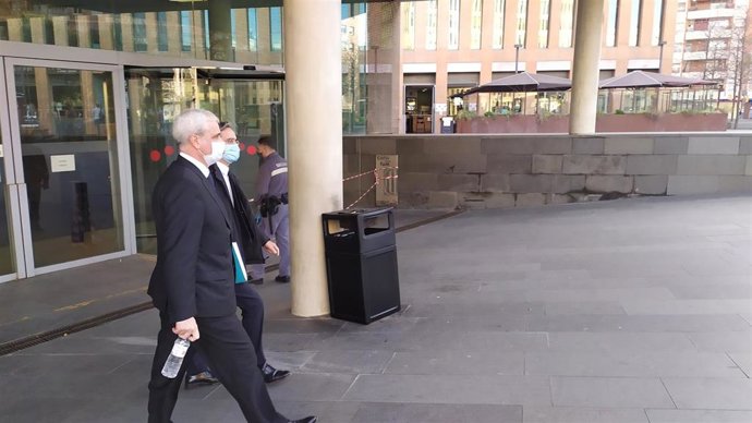 El exerente de CDC Germ Gordó sale de la Ciutat de la Justícia con su abogado Cristóbal Martell tras declarar por videoconferencia ante la Audiencia Nacional por el presunto blanqueo en el partido