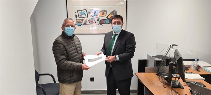 Entrega de Fundación 'la Caixa' y CaixaBank a Cáritas Teruel de 1.250 euros recaudados durante la Semana Social Digital.