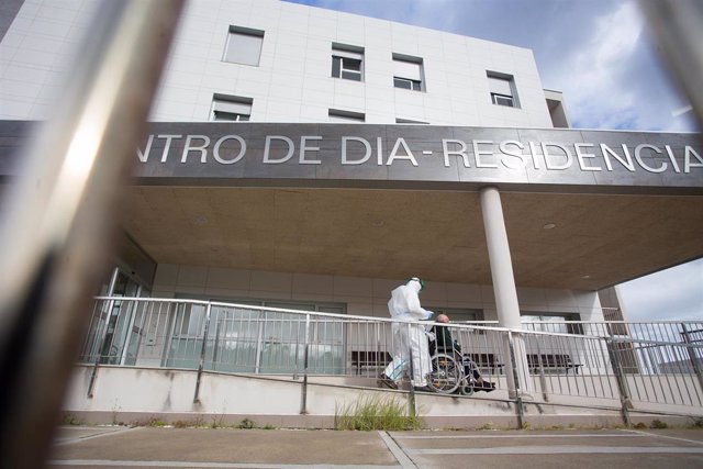 Un trabajador sanitario totalmente protegido acude a una residencia en Galicia.