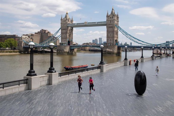 09 June 2020, England, London: Joggers run near Tower Bridge, after measures were taken by the government to bring England out of lockdown. Photo: Dominic Lipinski/PA Wire/dpa