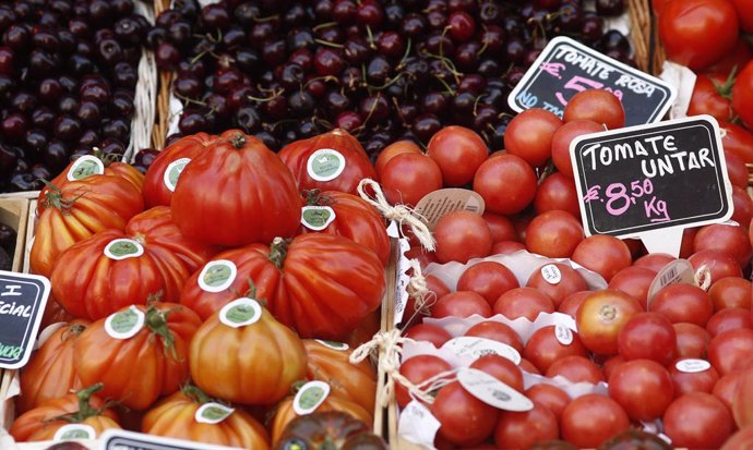 Tomates y cerezas en un mercado.