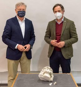 El alcalde de La Roda junto a la cabeza de la estatua objeto del acto vandálico