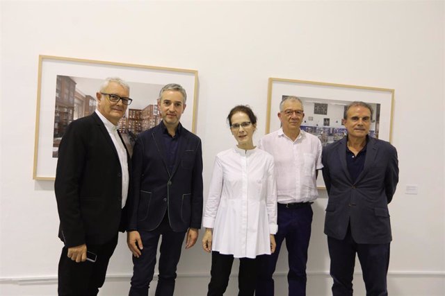 Presentación de una de las muestras de Ana Teresa Ortega, con la fotógrafa en el centro