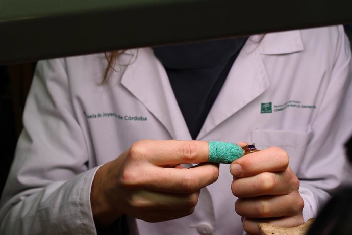 Una alumna de la Escuela de Joyería