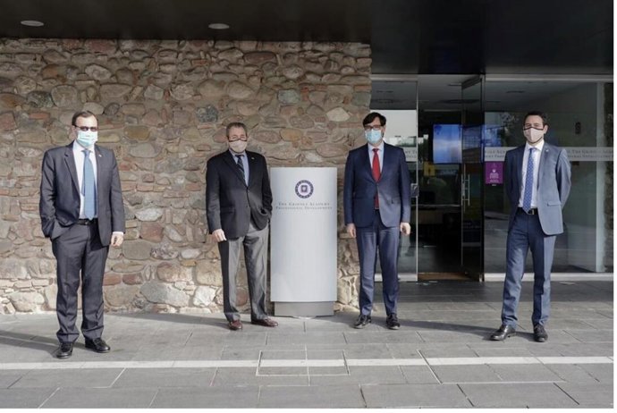 El ministro Salvador Illa y los directivos de Grífols