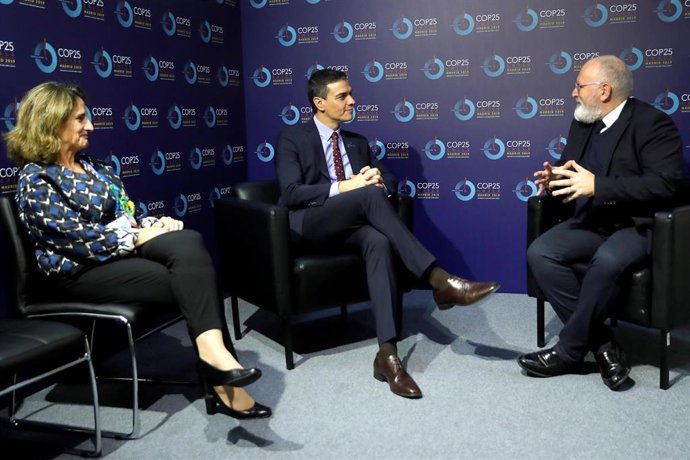 El presidente del Gobierno en funciones, Pedro Sánchez (c) y la ministra en funciones para la Transición Ecológica, Teresa Ribera (i), con el vicepresidente de la Comisión Europea, Frans Timmermans, durante el encuentro que han mantenido este martes den