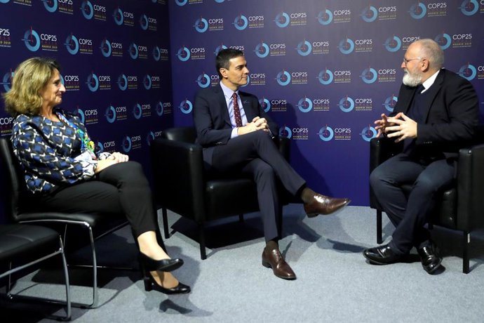 El presidente del Gobierno en funciones, Pedro Sánchez (c) y la ministra en funciones para la Transición Ecológica, Teresa Ribera (i), con el vicepresidente de la Comisión Europea, Frans Timmermans, durante el encuentro que han mantenido este martes den