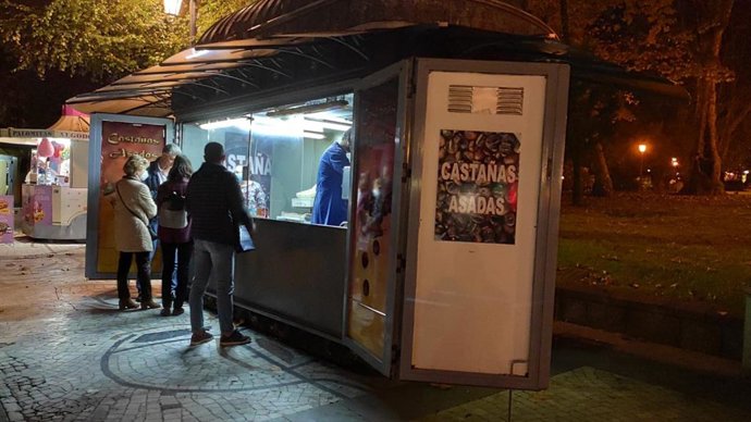 Puesto de castañas asadas en una imagen de archivo.