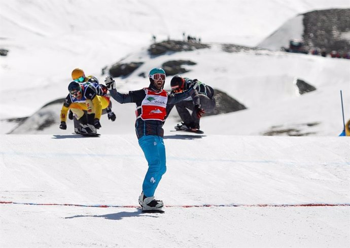 Lucas Eguibar en la Copa del Mundo Federación Internacional de Esquí de Snowboard Cross