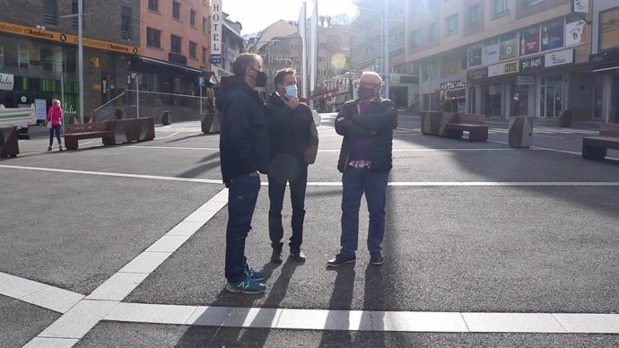 David Rios, Pere López i Enric Riba de visita al nucli fronterer del Pas de la Casa.