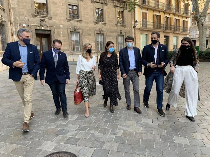 La secretaria general de Cs, Marina Bravo; el secretario de organización nacional, Borja González, y la coordinadora autonómica de Cs en Baleares, Patricia Guasp, con diferentes cargos de la formación en Palma.