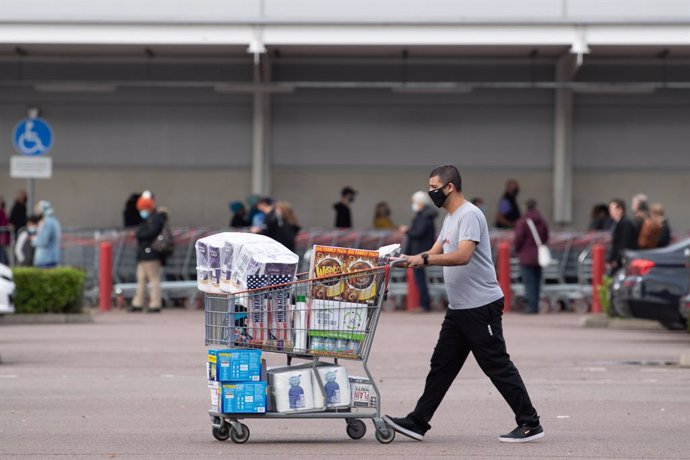 01 November 2020, England, Leicester: A shopper is seen outside Costco store as the UK Prime Minister Boris Johnson announced that a new national lockdown will come into force in England next week due to the increasing numbers of the coronavirus. Photo: