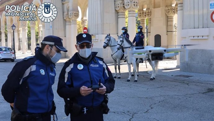Policía Municipal activa un 20% más de efectivos que el año pasado y drones para vigilar los cementerios de Madrid.