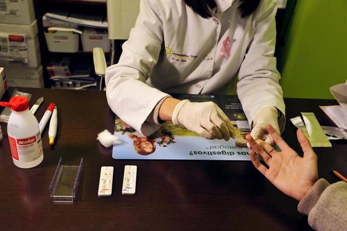 Una farmacéutica de la Farmacia Portal Martínez Soto toma una muestra de sangre para realizar un test de cribado del coronavirus en Barbadás, Ourense, Galicia (España), a 19 de octubre de 2020. Las farmacias ourensanas que colaboran con la Consellería d