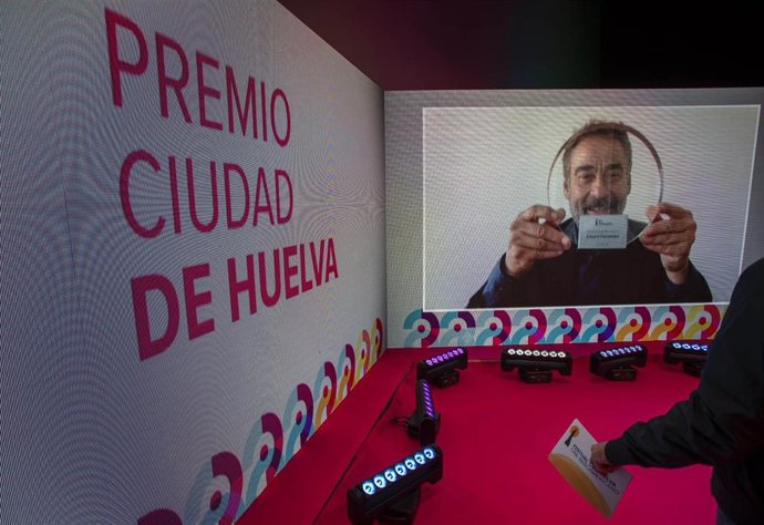 El actor Eduard Fernandez recibe el Premio Ciudad de Huelva del 46 Festival de Cine Iberoamericano en el acto online de apertura del certamen.