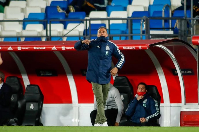Luis Enrique da instrucciones durante el España-Suiza de la Liga de Naciones 2020