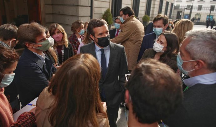 El líder del PP, Pablo Casado (c), conversa en las inmediaciones del Congreso de los Diputados tras la segunda jornada del debate de los Presupuestos Generales para 2021, en Madrid (España), a 12 de noviembre de 2020. El Gobierno de coalición afronta de