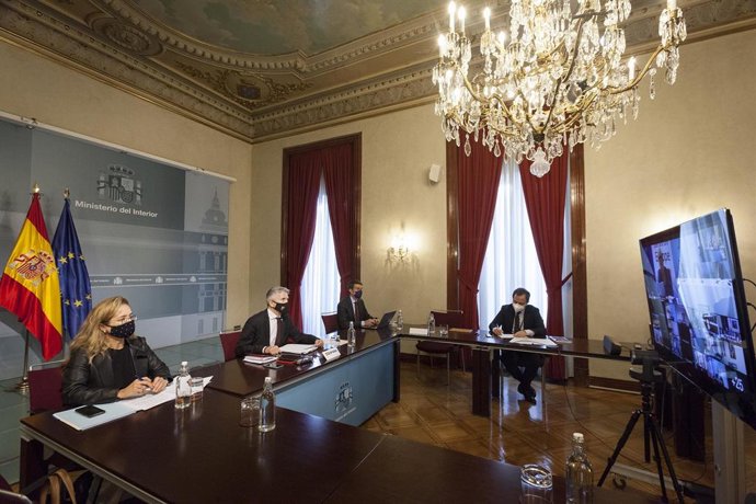 El ministro del Interior, Fernando Grande-Marlaska, en una reunión por videoconferencia para tratar con sus homólogos europeos temas de inmigración y terrorismo