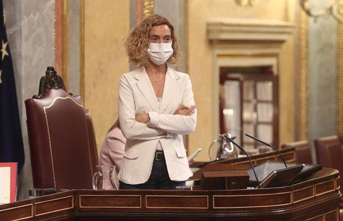 La presidenta del Congrés dels Diputats, Meritxell Batet, es posa en peus al Congrés dels Diputats durant la segona jornada del debat dels Pressupostos Generals per 2021, a Madrid (Espanya), a 12 de novembre de 2020. 