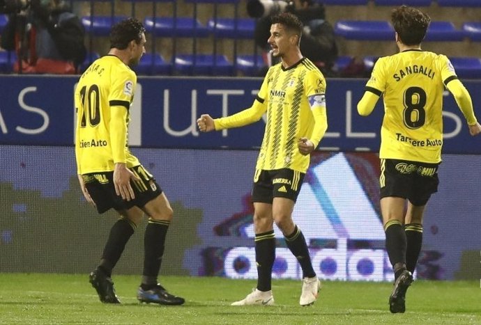 Borja Sánchez celebra el primer gol del Oviedo en Zaragoza