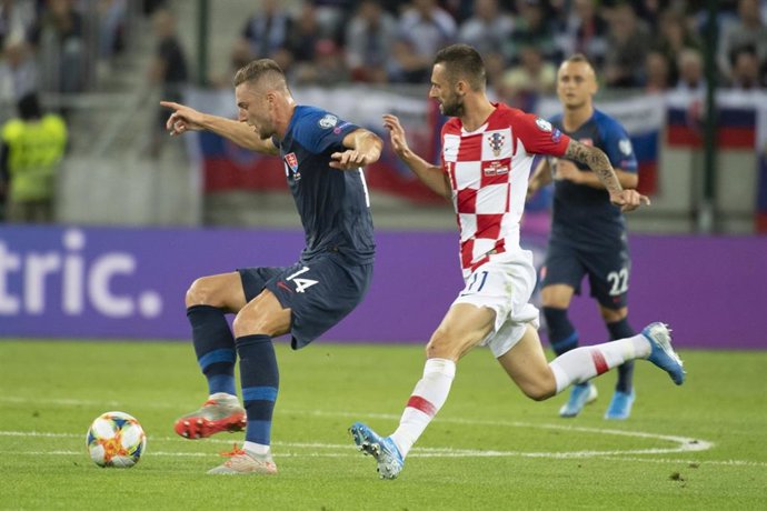 El eslovaco Milan Skriniar protege el balón ante el croata Marcelo Brozovic