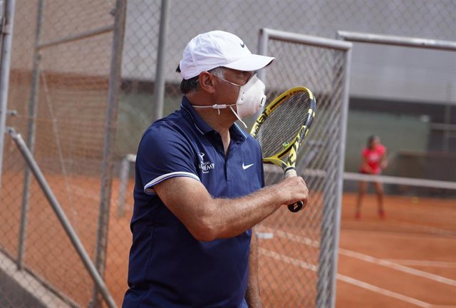 Toni Nadal entrenando con mascarilla