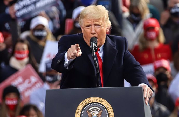 25 October 2020, US, Manchester: US President Donald Trump speaks to his  supporters during a Make America Great Again rally. Photo: Christy Prosser/ZUMA Wire/dpa