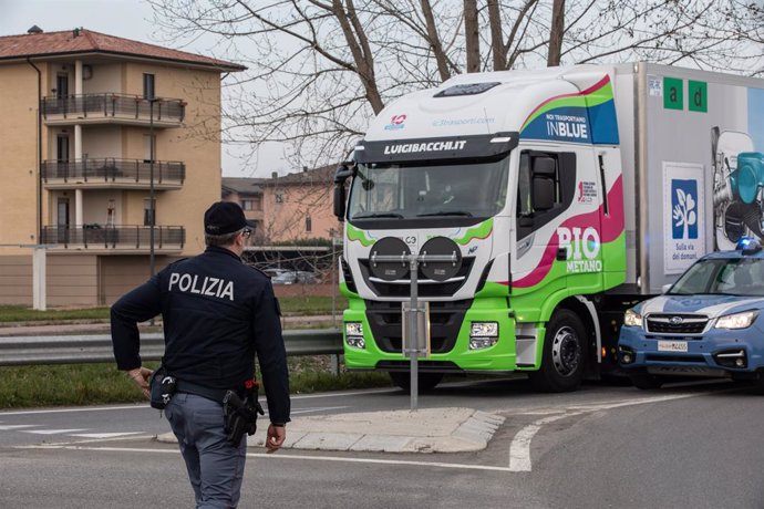 Un policía vigila el tráfico en Italia